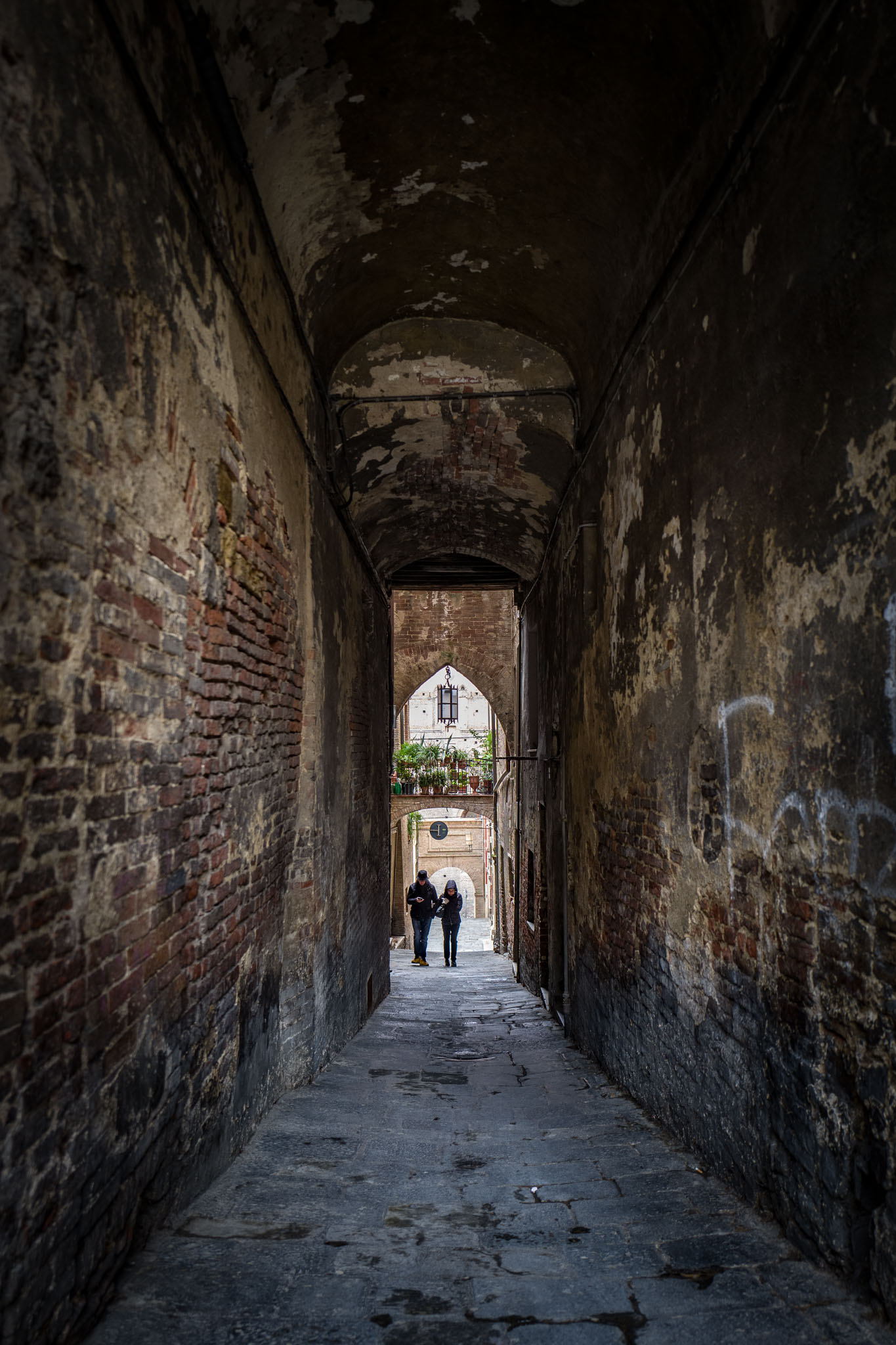 Alleyway/tunnel