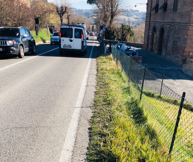  And this is where the footpath becomes non-existent so I crossed to walk into oncoming traffic and not have the cars come from behind, somehow I thought this would be safer. 
