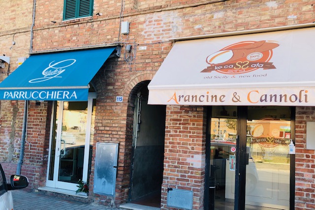  And arrived at the hairdresser (parrucchiere) and will you look at that, its next door to the cannoleria! What a coincidence :-)  