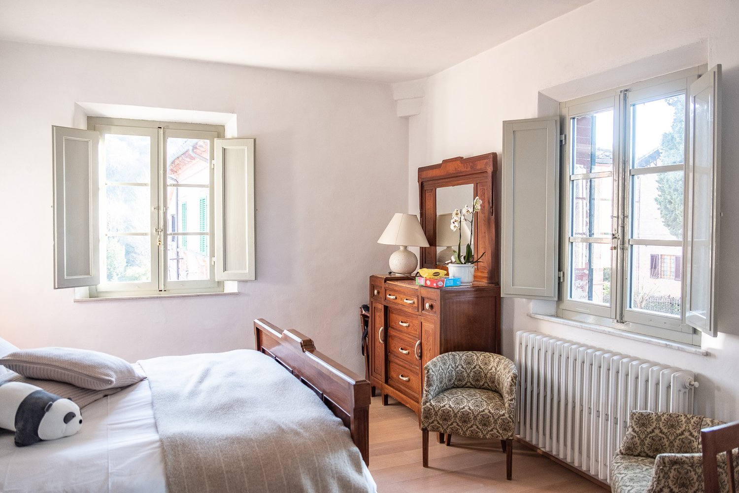  I absolutely adore Hayley’s room, the light is there is amazing as is the bed, dressing table, desk and bedside tables.  